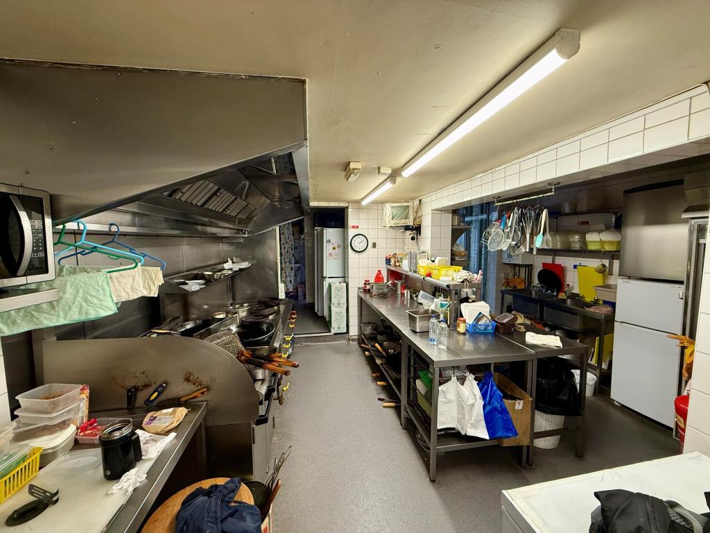 Lot: 82 - MIXED COMMERCIAL AND RESIDENTIAL INVESTMENT - Kitchen